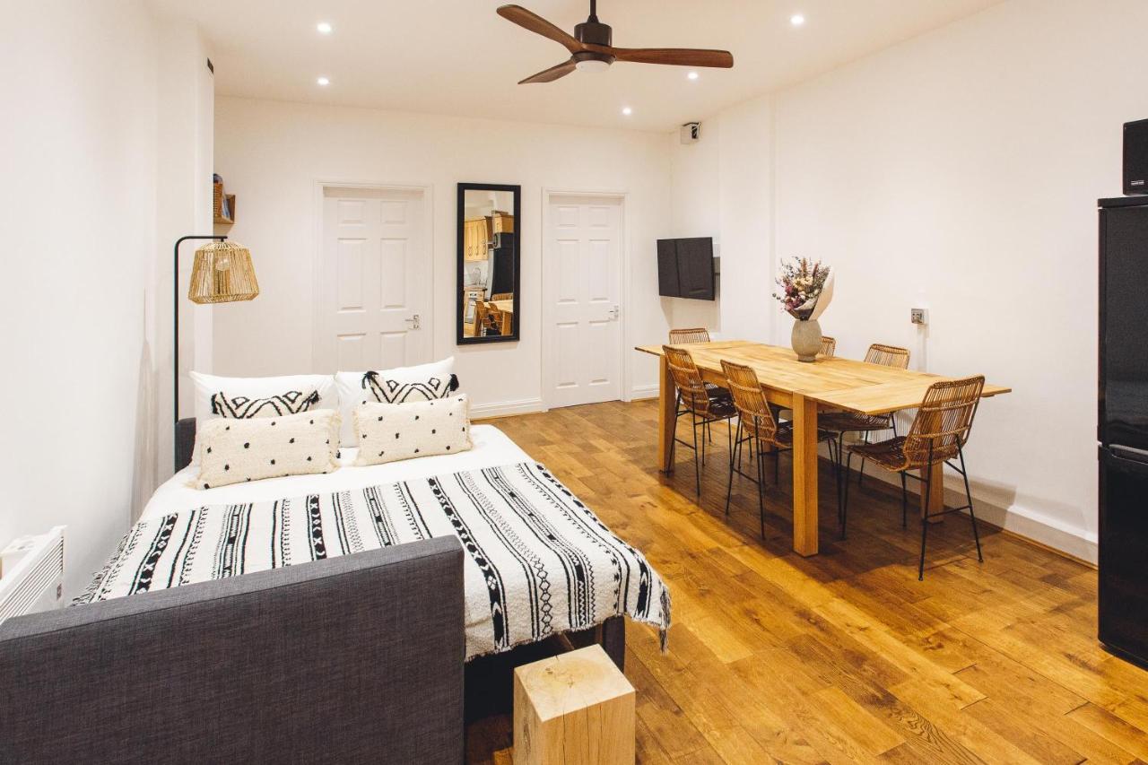 2 Bedroom Right On Trafalgar Square *