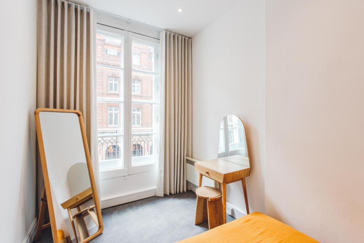 2 Bedroom Right On Trafalgar Square * London