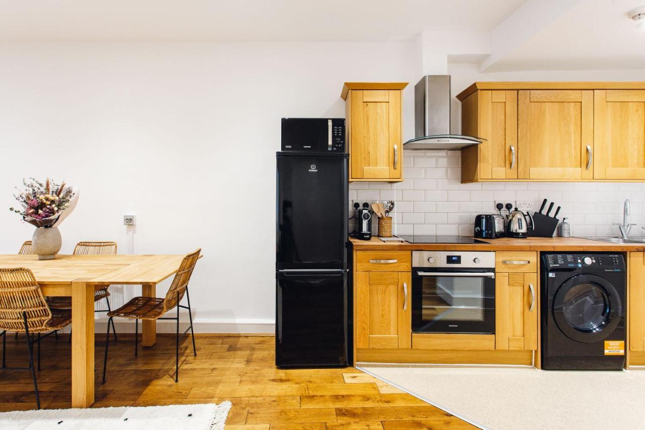 2 Bedroom Right On Trafalgar Square *