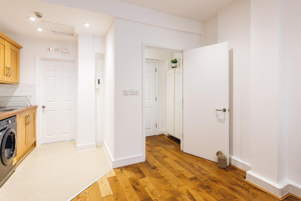 2 Bedroom Right On Trafalgar Square
