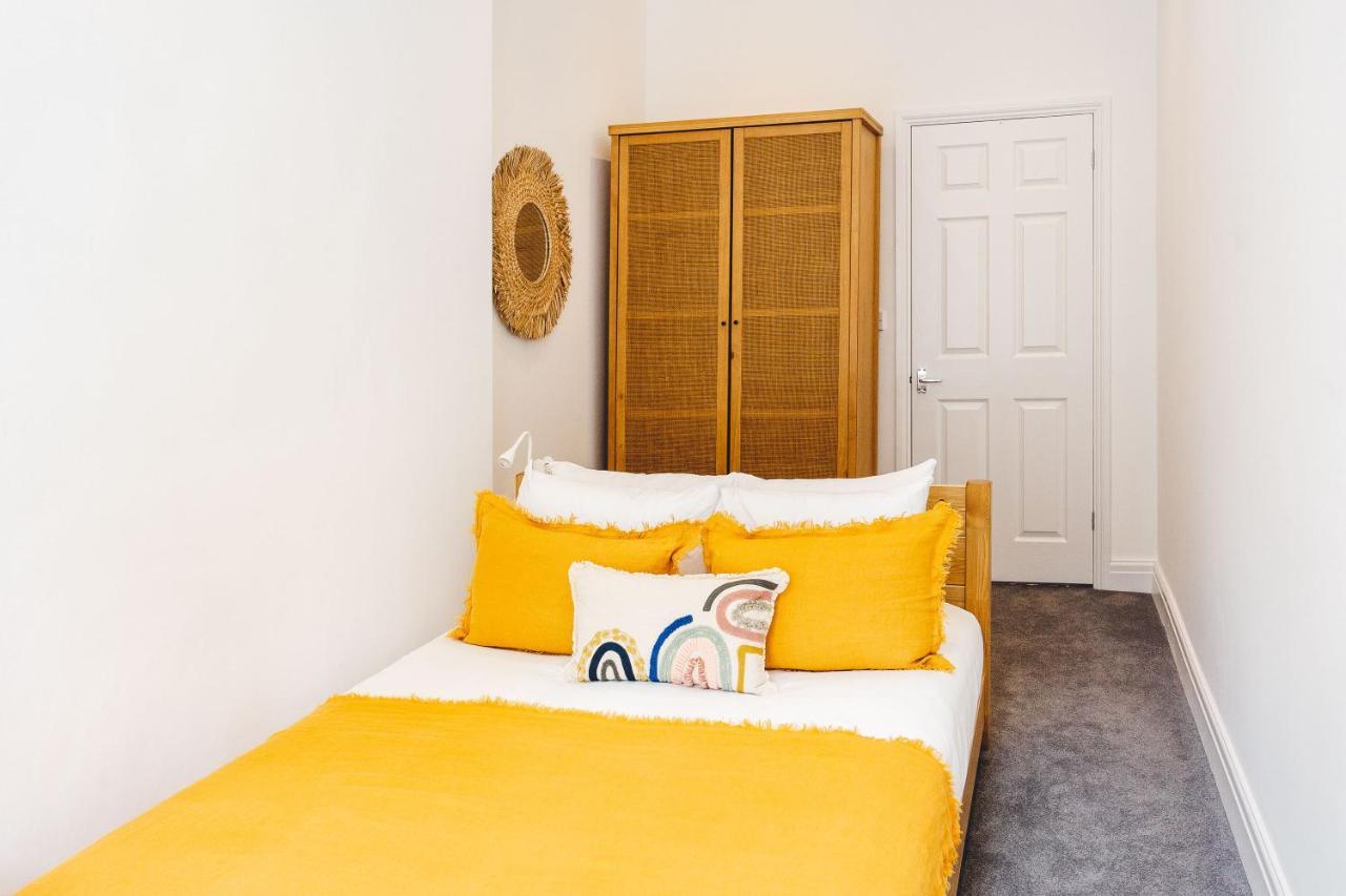 2 Bedroom Right On Trafalgar Square Londra
